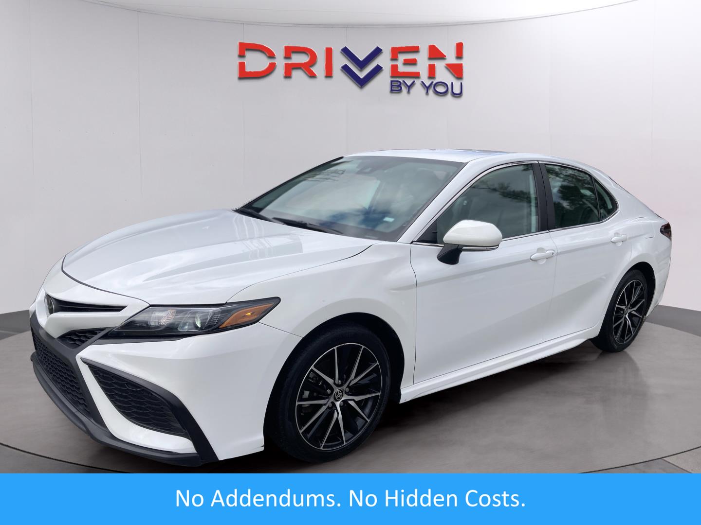 2024 Toyota Camry SE's photo