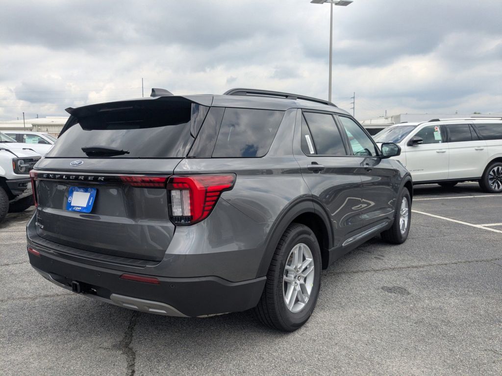 2025 Ford Explorer photo 2