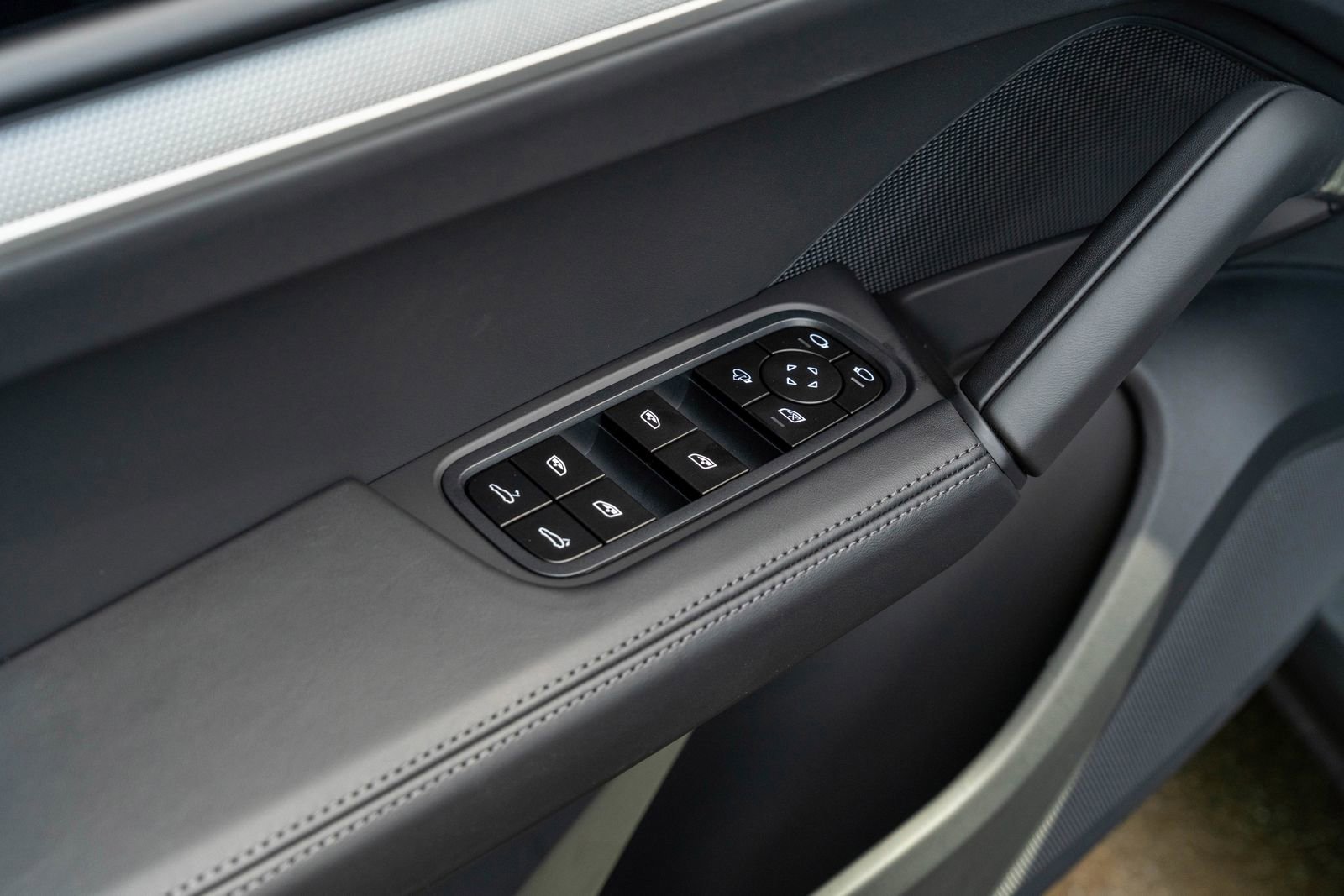 2026 Porsche Cayenne Base photo 21