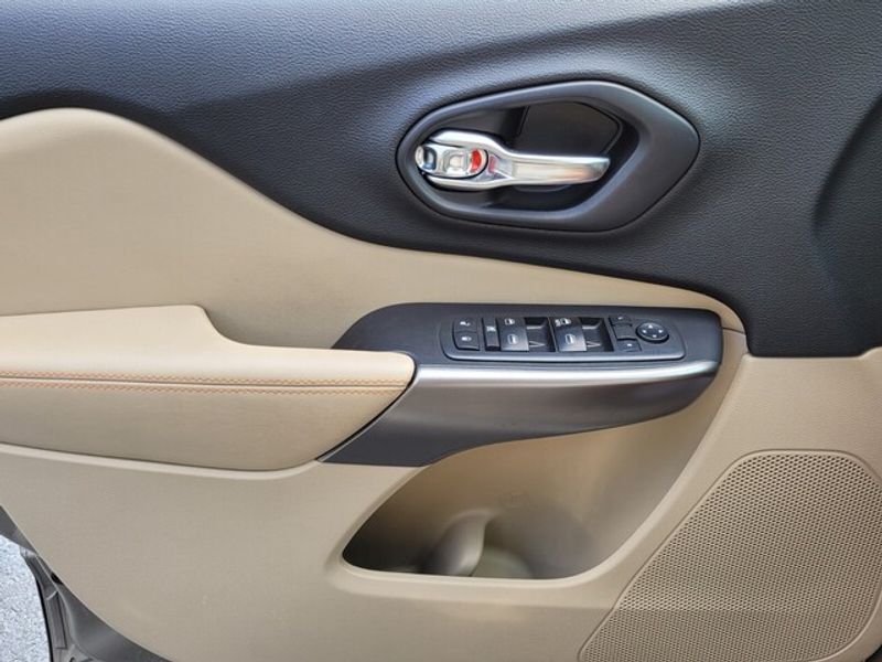 2019 Jeep Cherokee Latitude photo 21