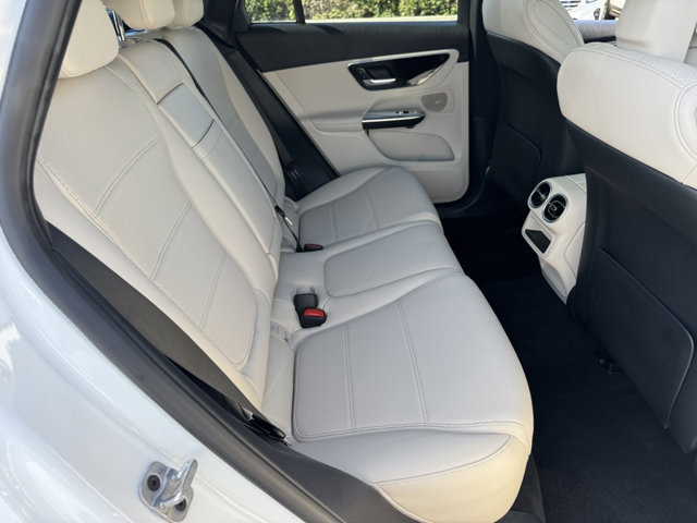 2025 Mercedes Benz GLC 300 photo 4
