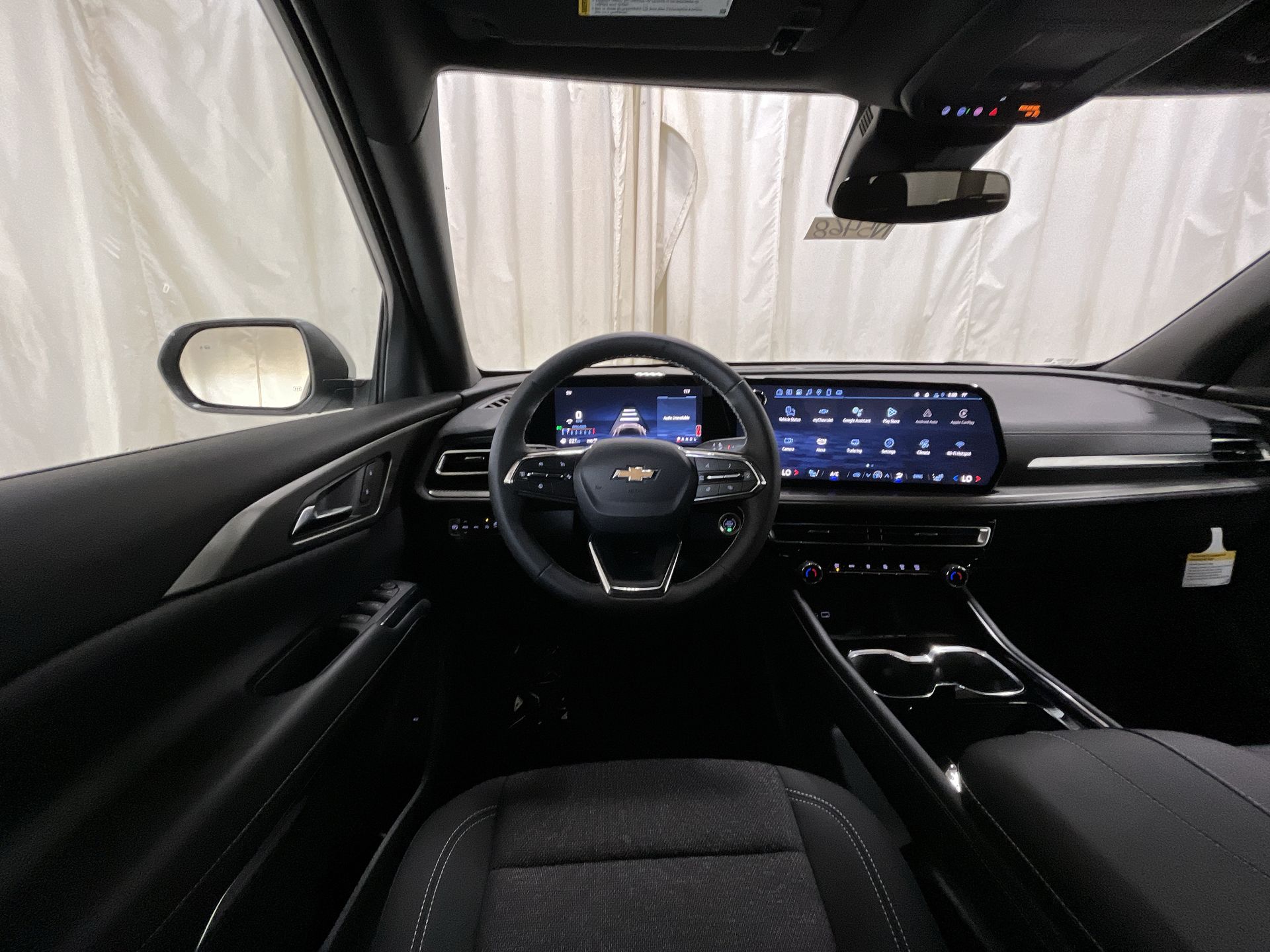 2025 Chevrolet Traverse photo 2