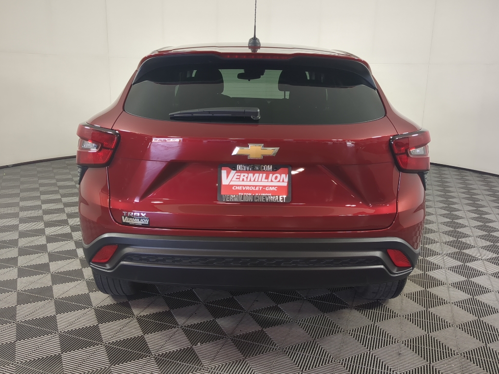 2025 Chevrolet Trax LS photo 4
