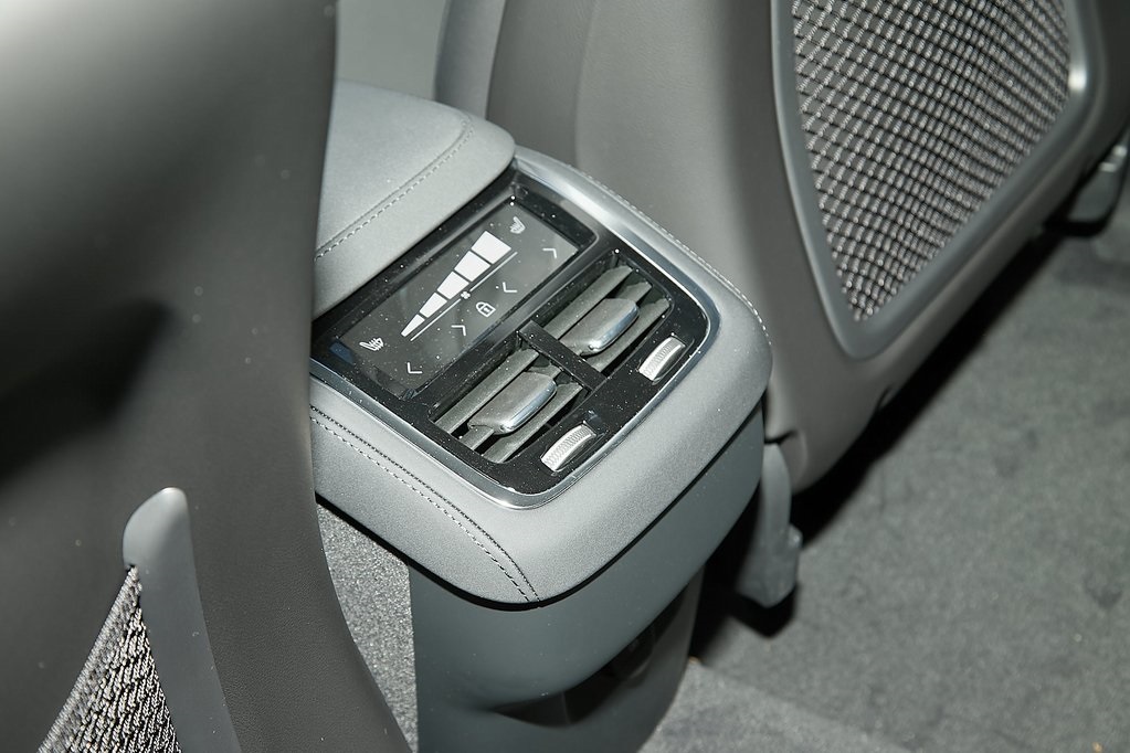 2025 VOLVO XC90 - Image 19