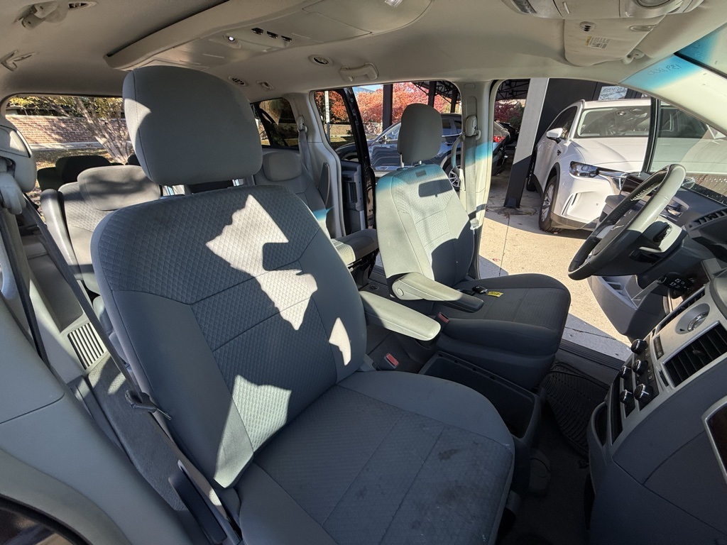 2010 Chrysler Town & Country Touring photo 4