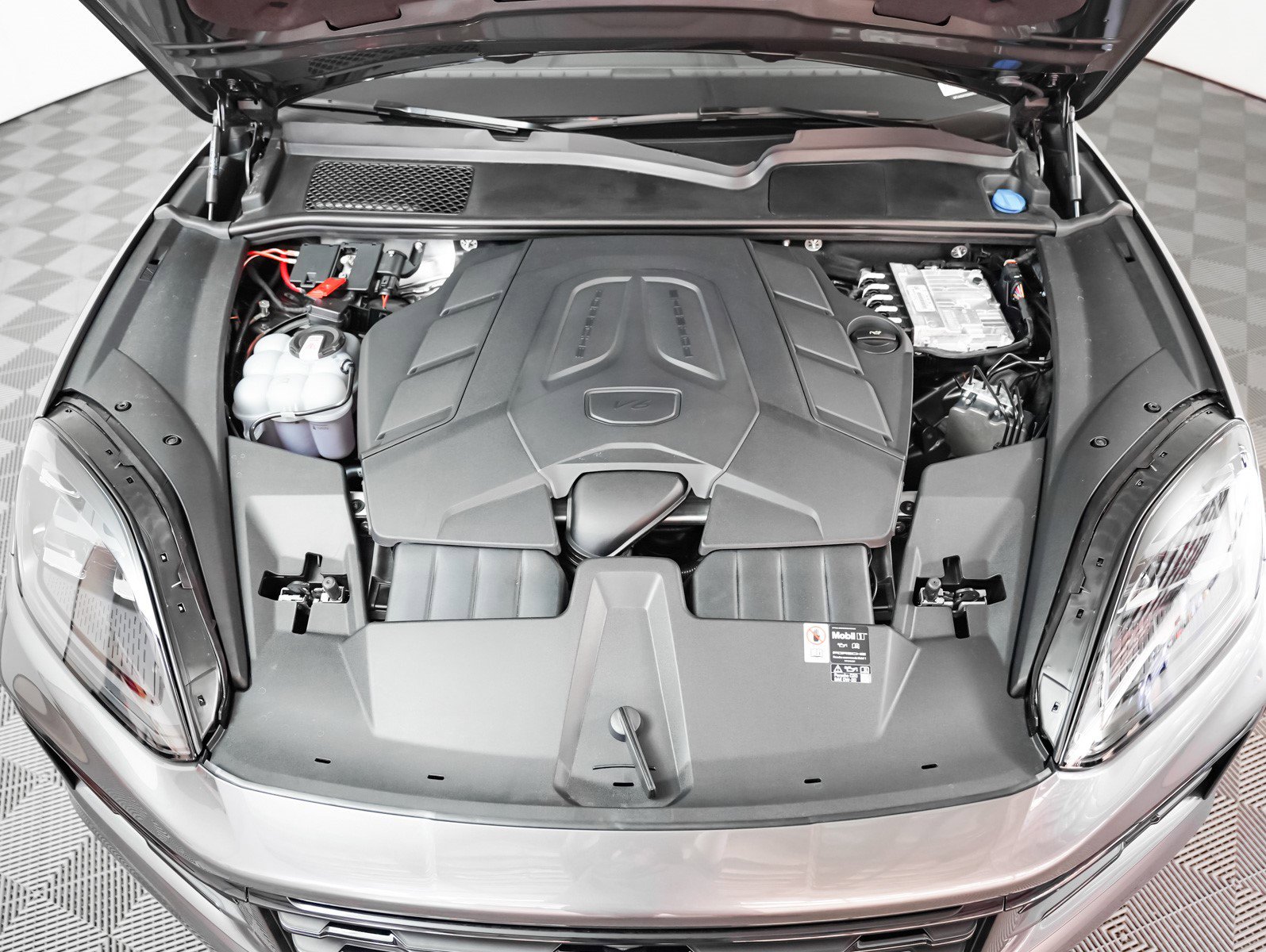 2025 Porsche Cayenne photo 13