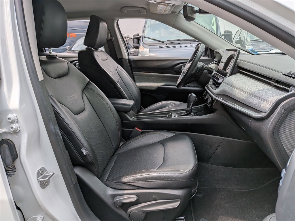 2022 Jeep Compass Latitude Lux photo 23