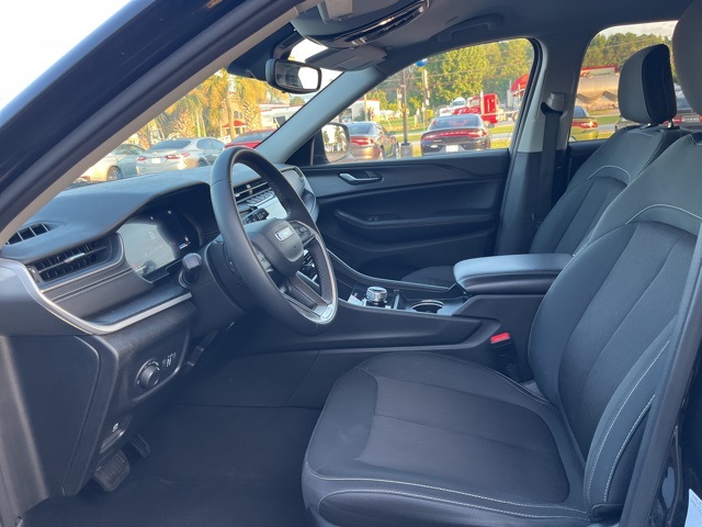 2023 Jeep Grand Cherokee Laredo photo 7