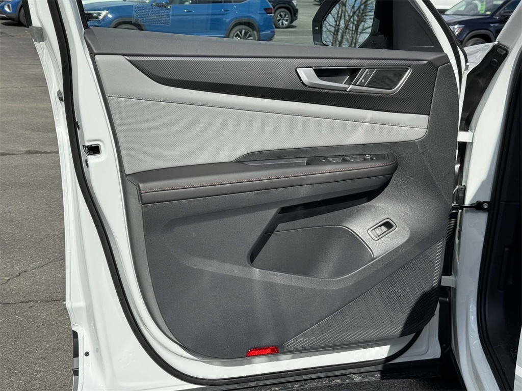 2025 Volkswagen Atlas Peak Edition SE photo 3