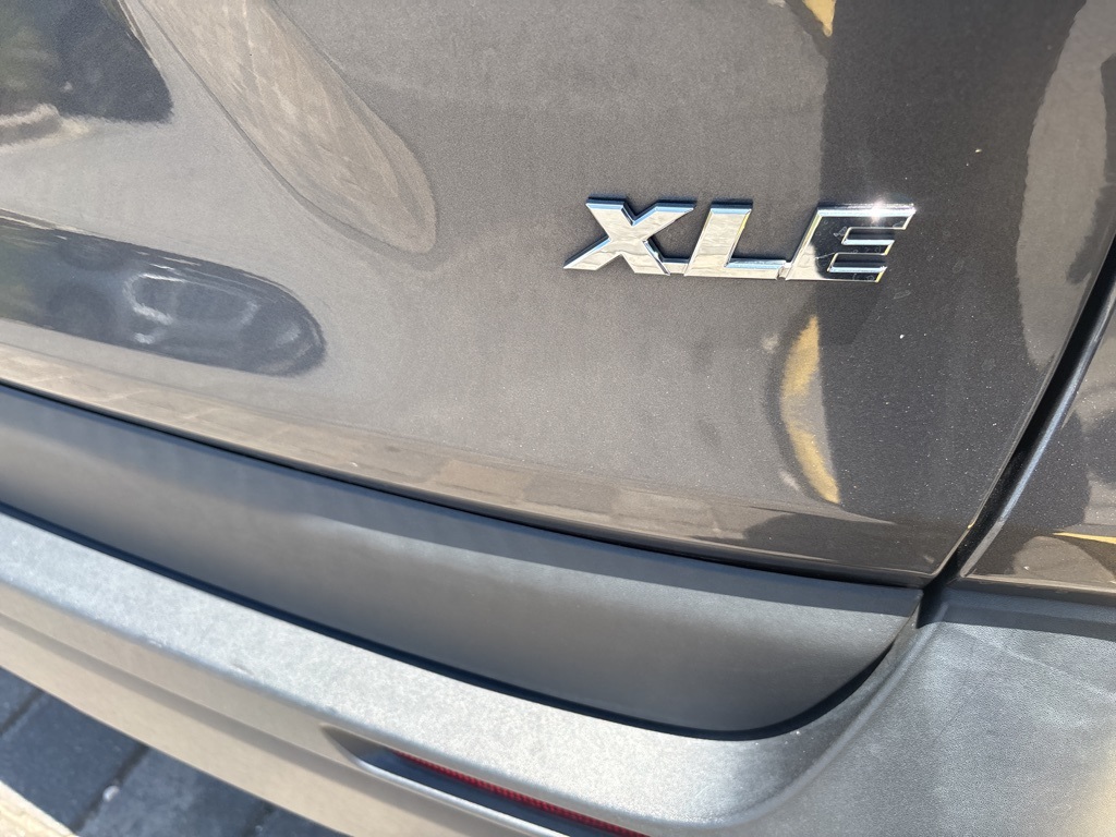 2021 Toyota RAV4 XLE photo 5