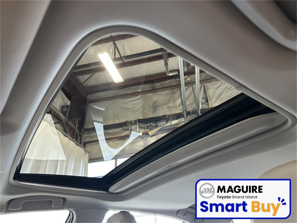 2023 Toyota Camry SE photo 3