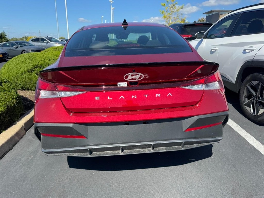 2025 Hyundai Elantra SEL Sport photo 3