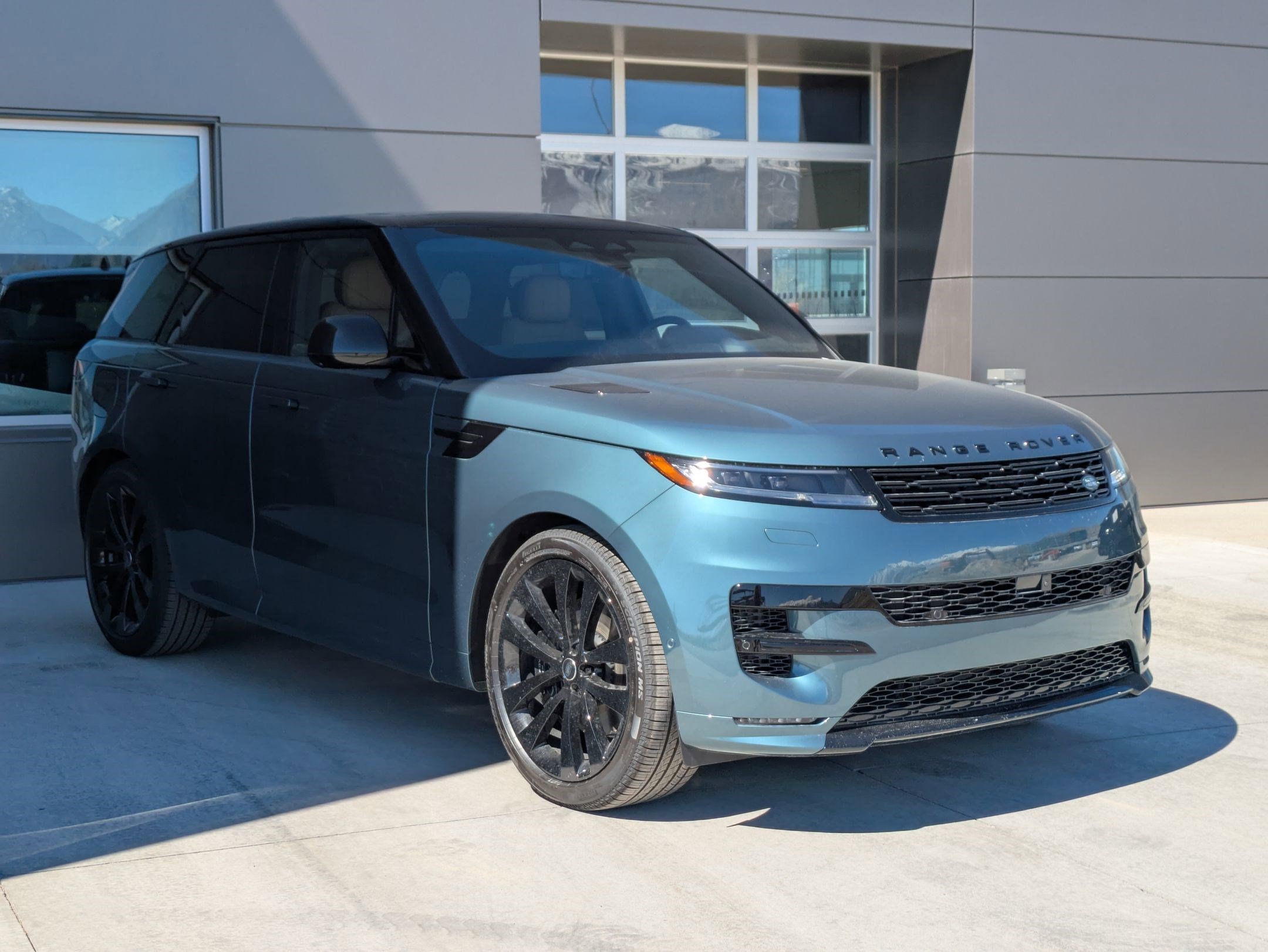 2025 Land Rover Range Rover Sport SE photo 3