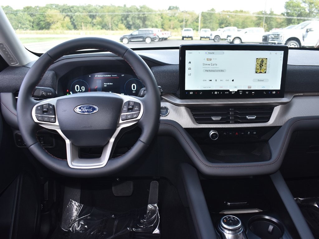 2025 Ford Explorer photo 16
