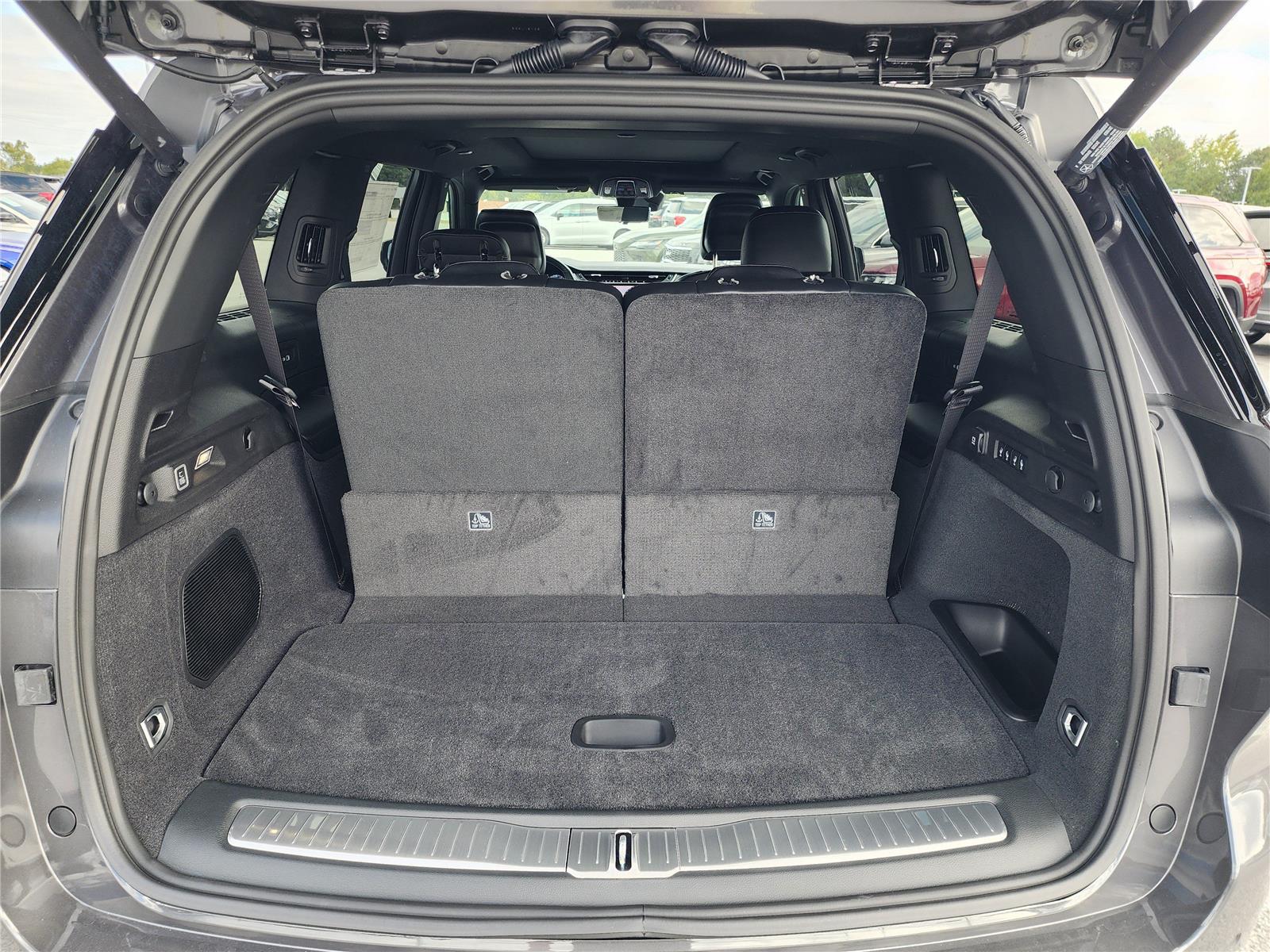 2025 Jeep Grand Cherokee Overland photo 4