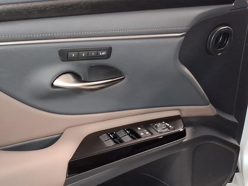 2025 Lexus ES 350 photo 4