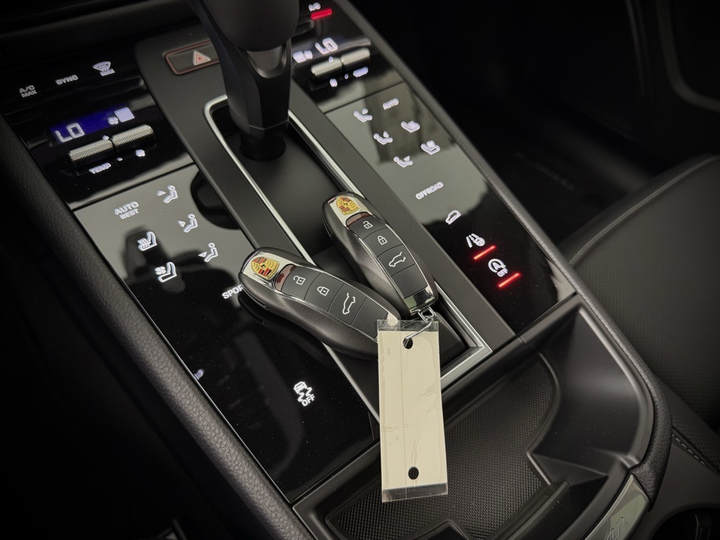 2025 Porsche Macan T photo 26