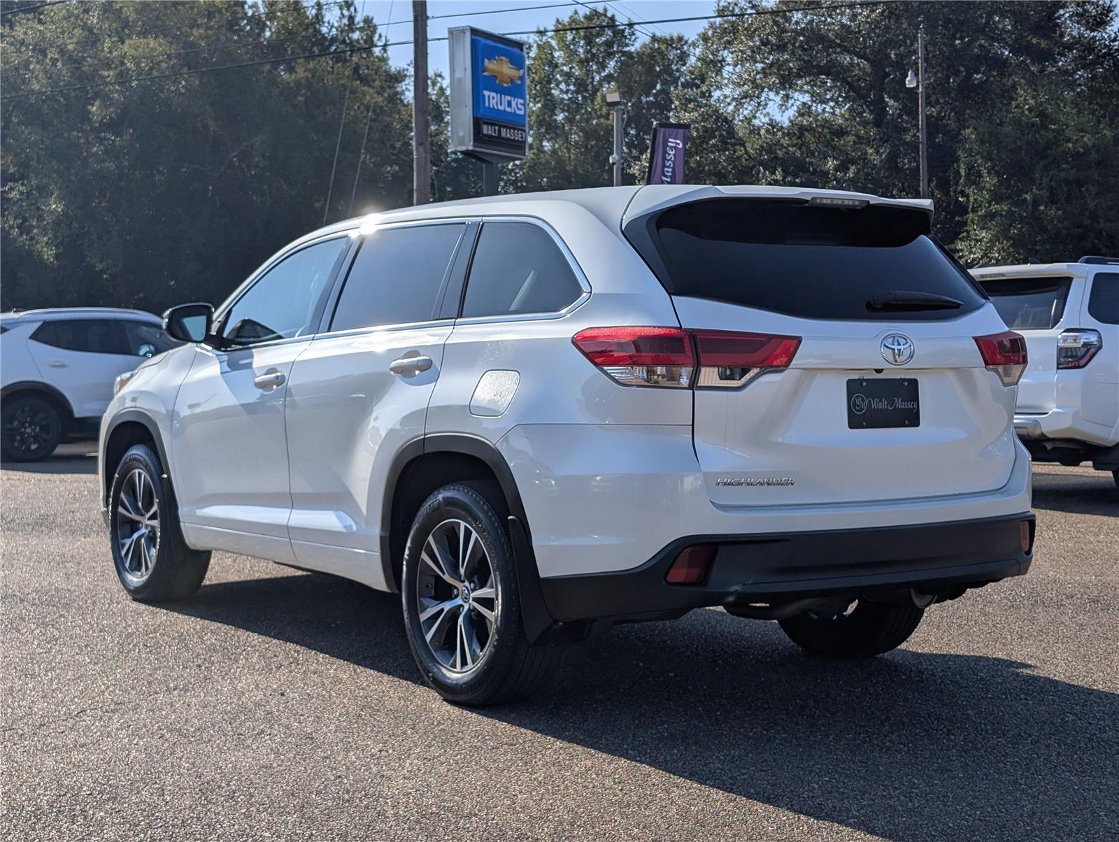 2018 Toyota Highlander LE photo 2