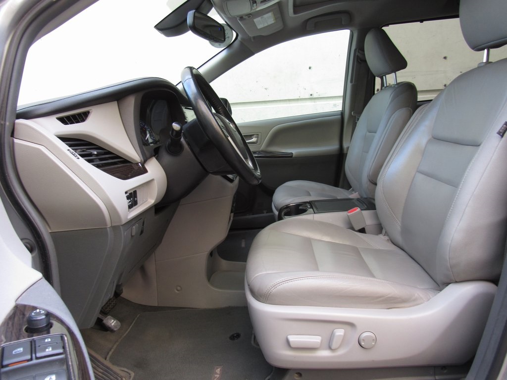 2018 Toyota Sienna XLE photo 9
