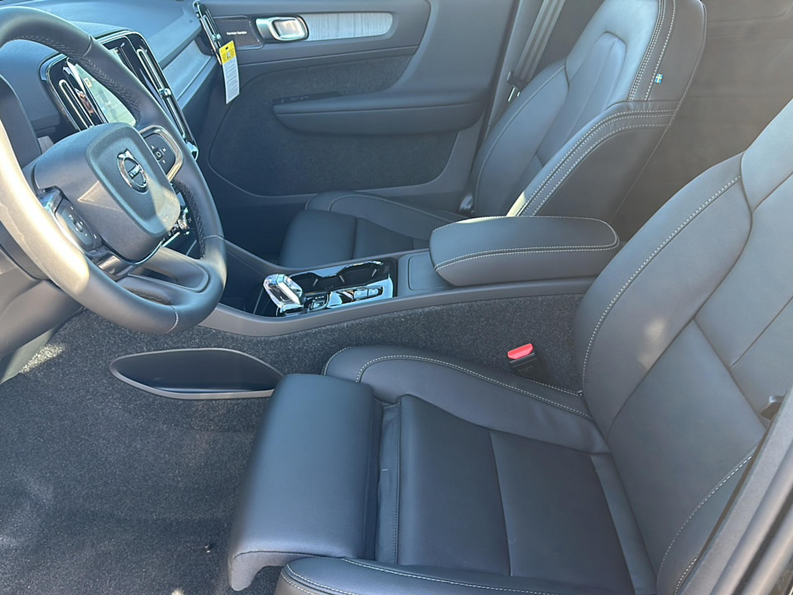 2025 Volvo XC40 photo 3