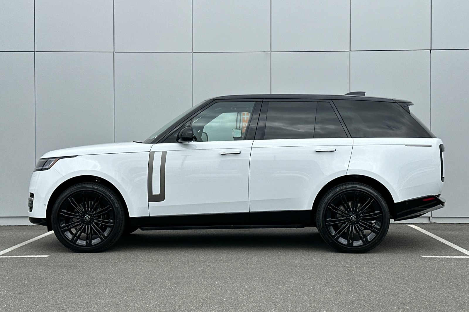 2025 Land Rover Range Rover SE photo 2