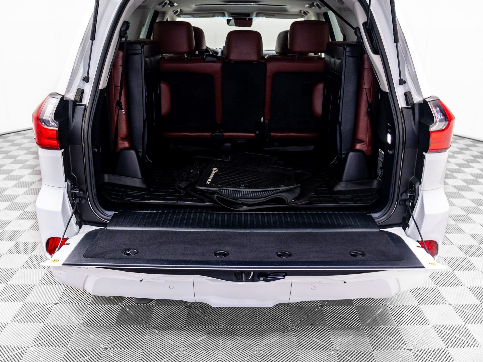 2019 Lexus LX 570 photo 31