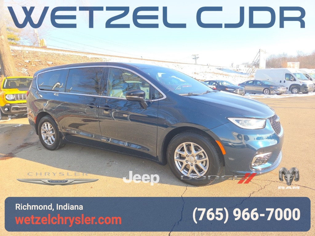 2025 Chrysler Pacifica Select's photo