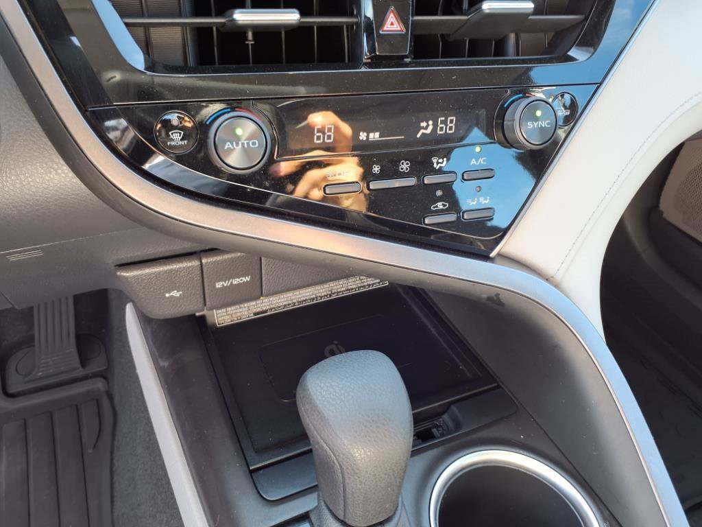 2021 Toyota Camry Hybrid LE photo 11