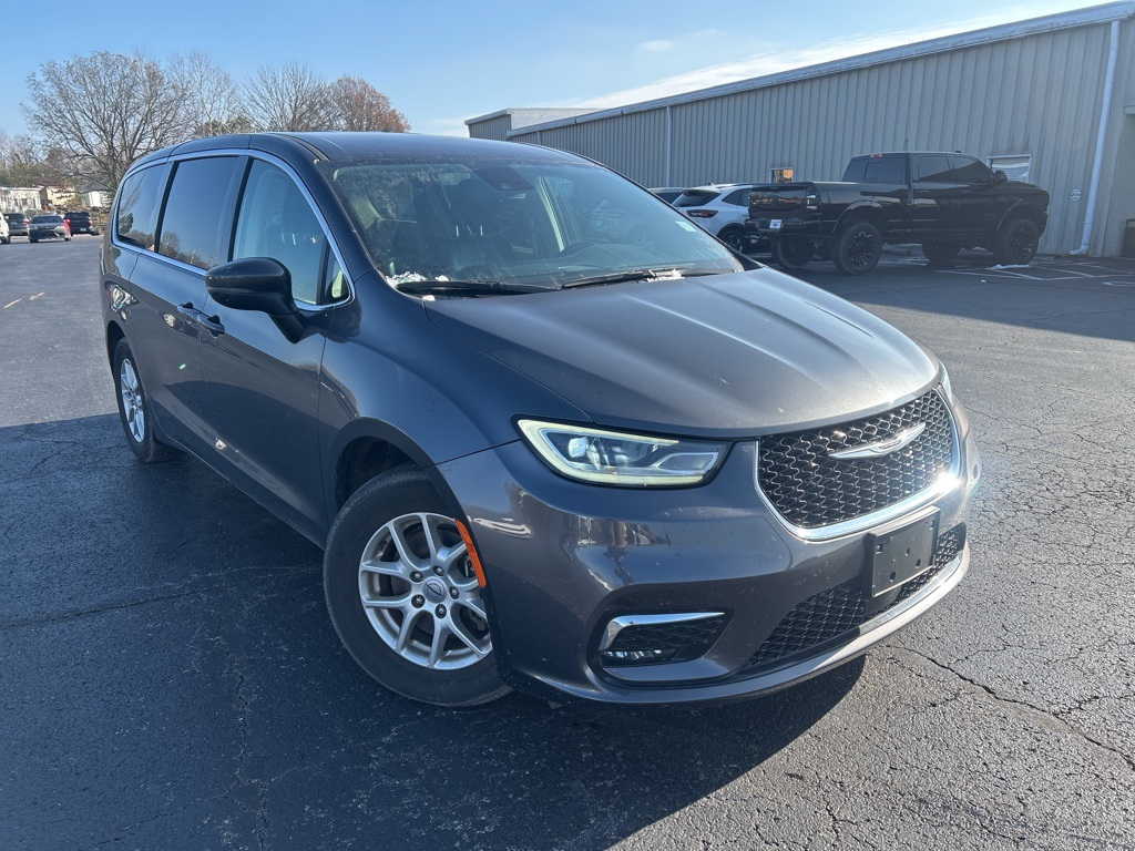 2023 Chrysler Pacifica Touring L's photo