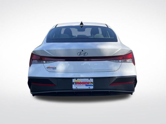 2025 Hyundai Elantra SE photo 4