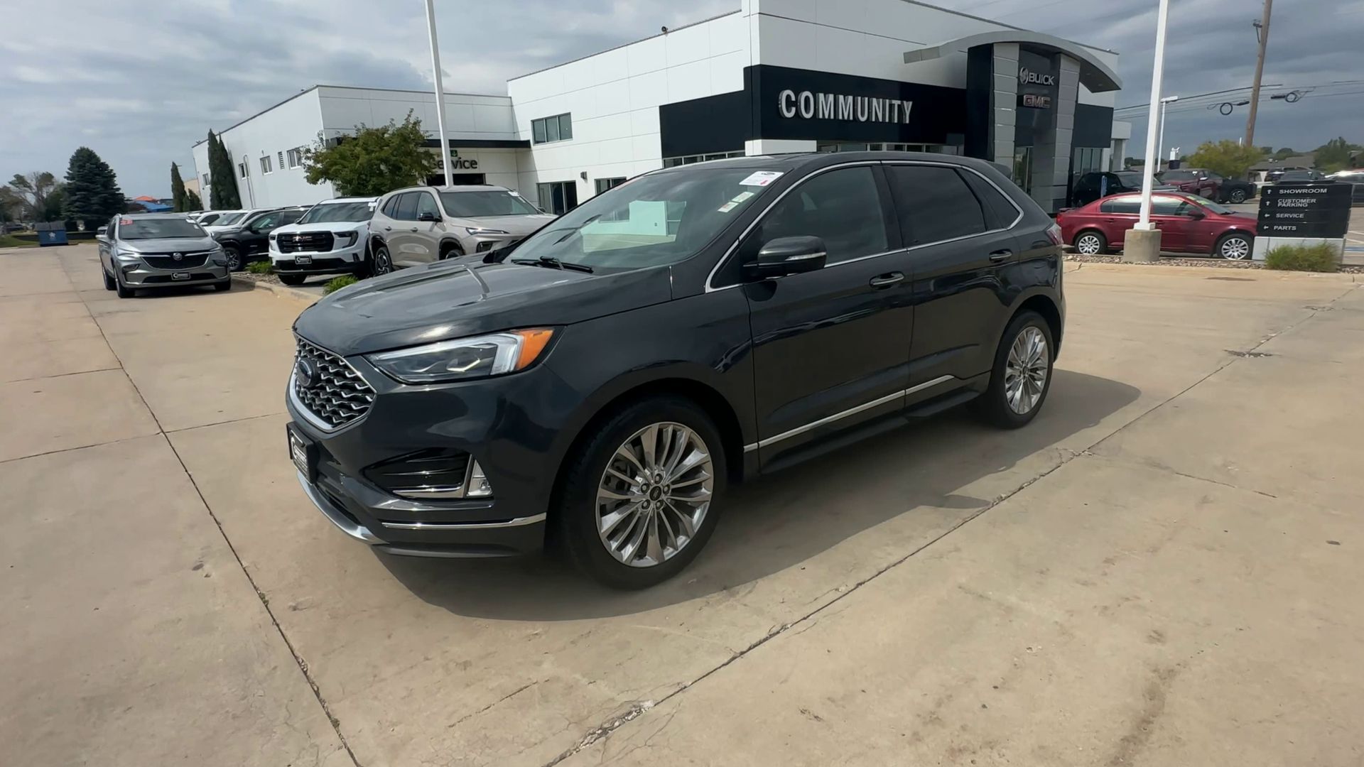 2021 Ford Edge Titanium photo 3