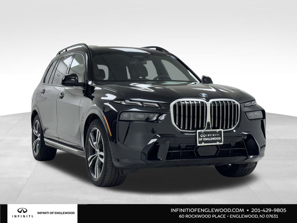 2023 BMW X7 40i's photo