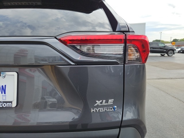 2022 Toyota RAV4 Hybrid XLE photo 5