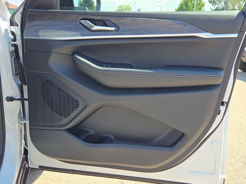 2025 Jeep Grand Cherokee Limited photo 9