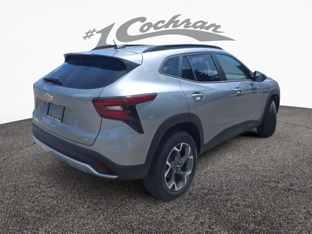 2025 Chevrolet Trax LT photo 3