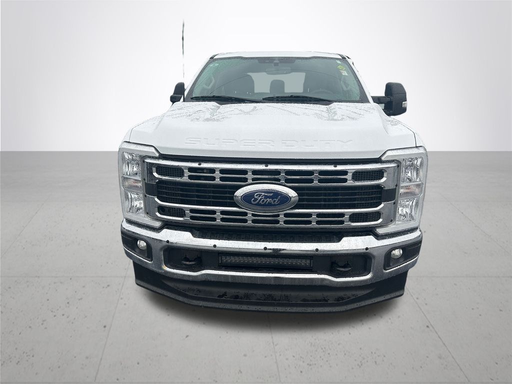 2023 Ford F-350 XLT photo 3