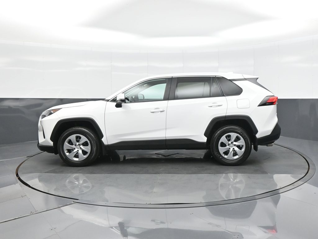 2022 Toyota RAV4 LE photo 2