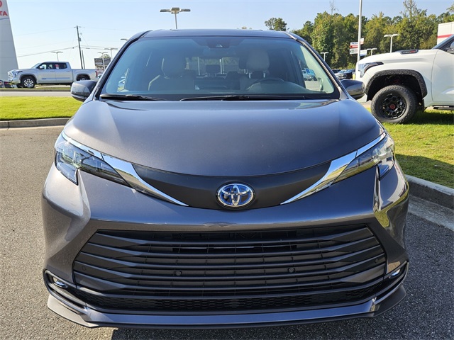 2025 Toyota Sienna XLE photo 2