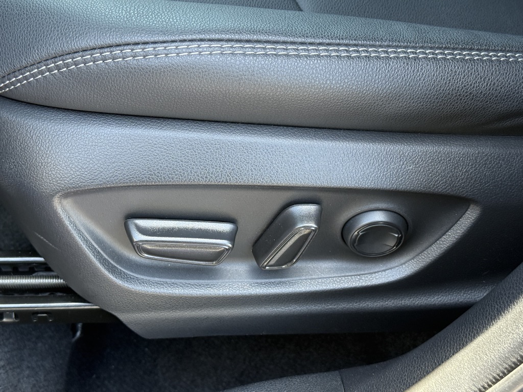 2023 Toyota Corolla Cross XLE photo 20