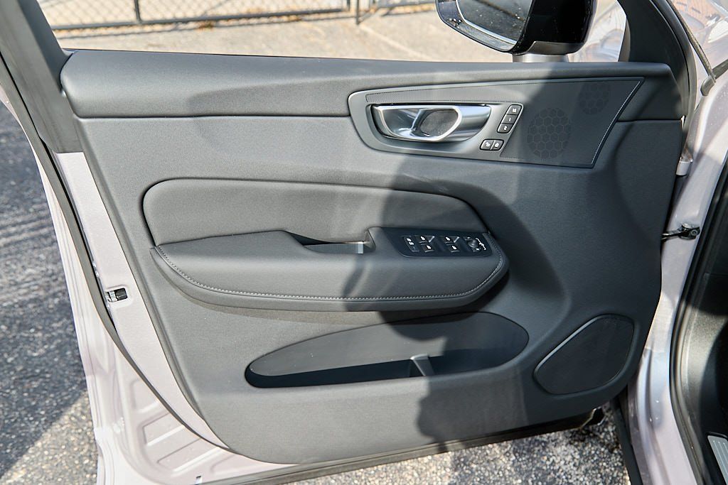 2026 VOLVO XC60 - Image 9