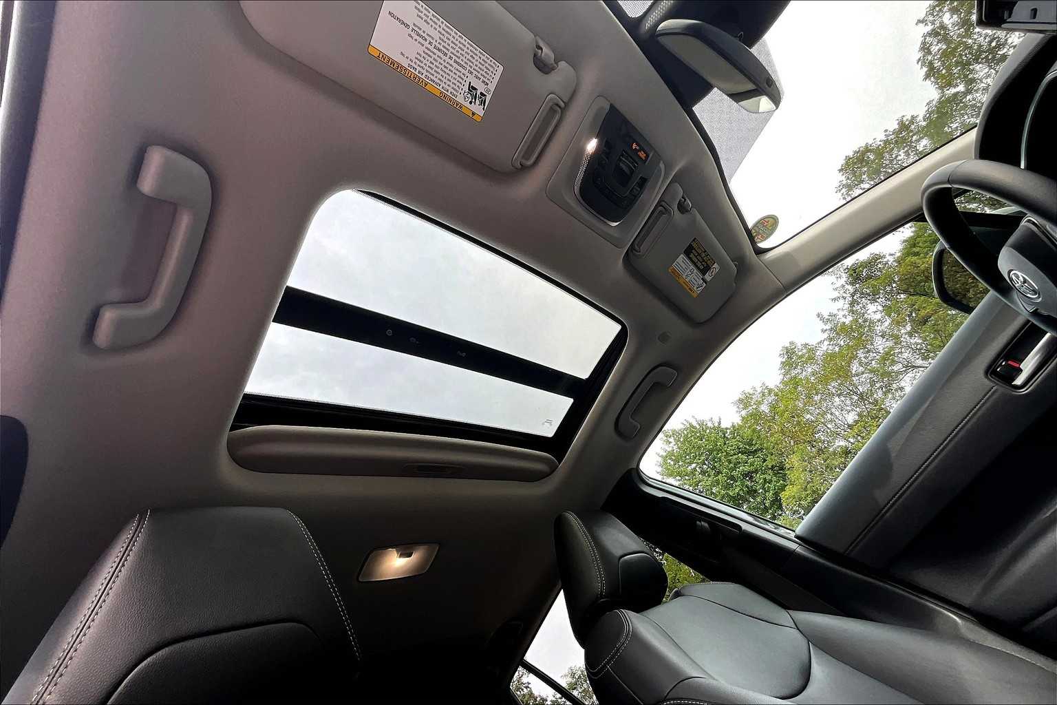2022 Toyota Corolla Cross XLE photo 12
