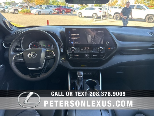 2023 Toyota Highlander L photo 16