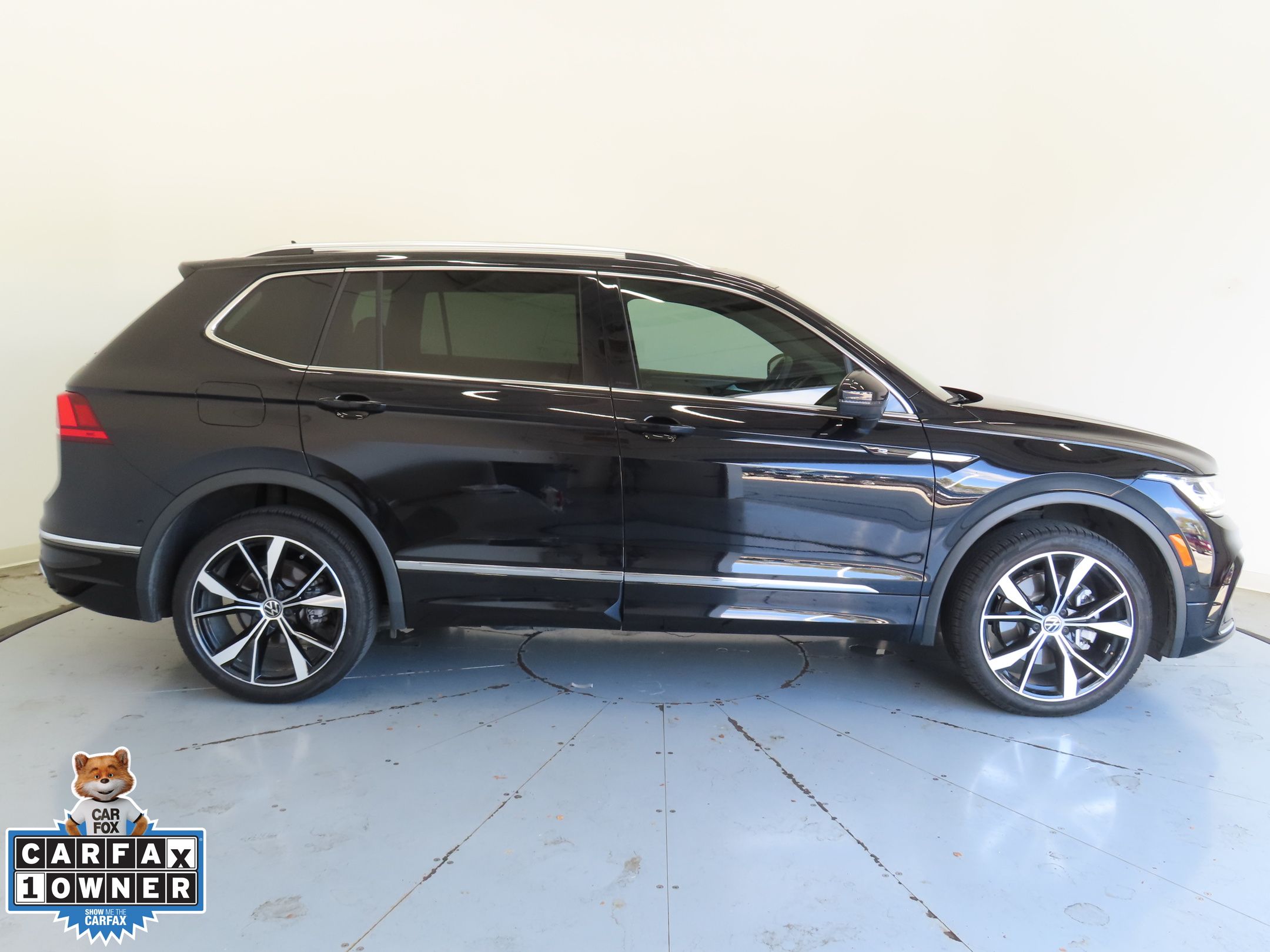2024 Volkswagen Tiguan SEL R-Line Black photo 2