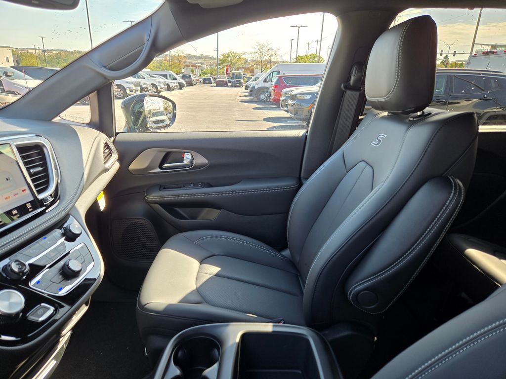 2026 Chrysler Pacifica photo 23