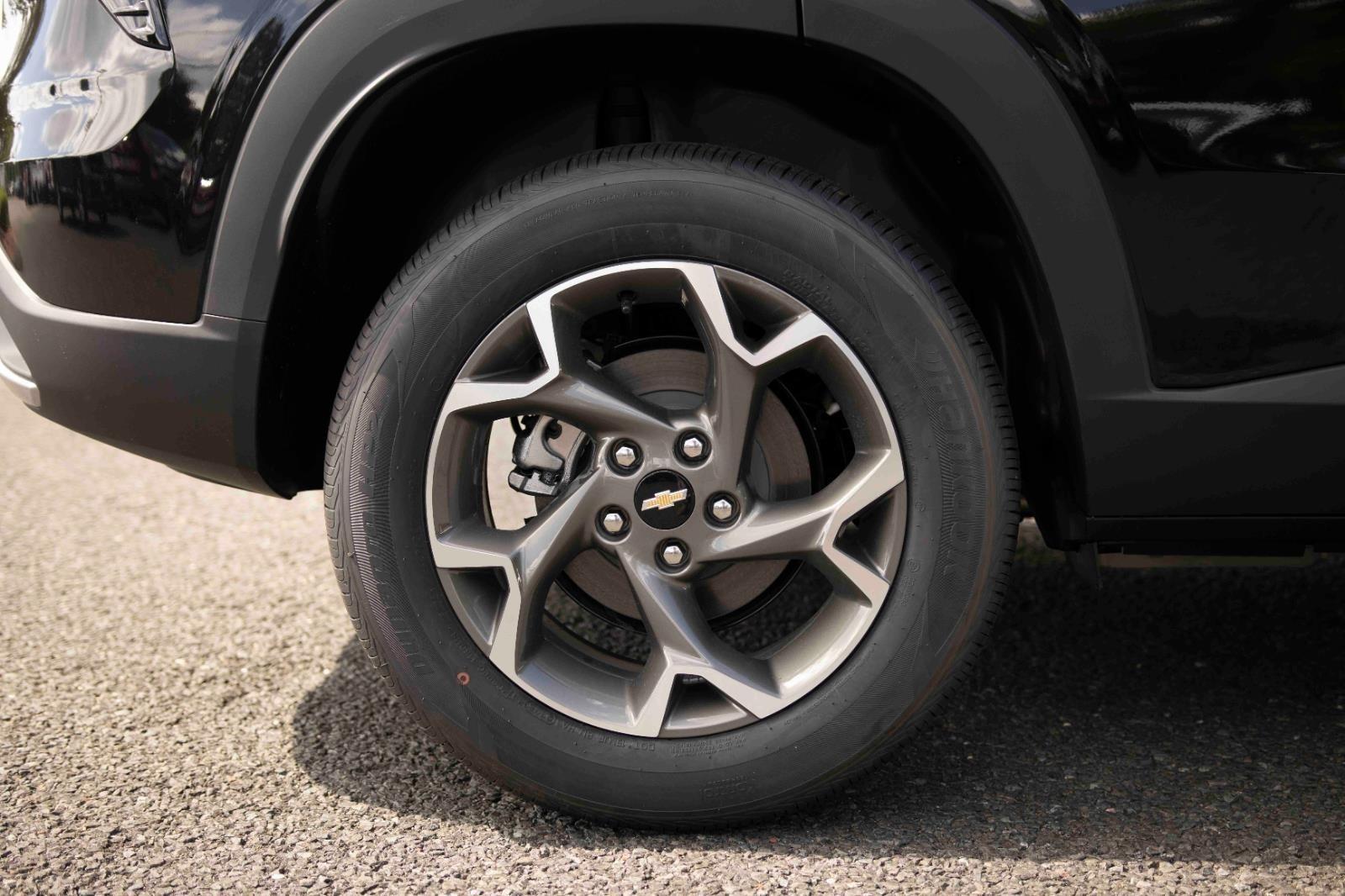 2025 Chevrolet Trax LT photo 9
