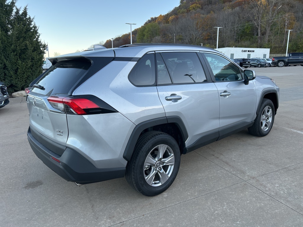 2025 Toyota RAV4 XLE photo 4