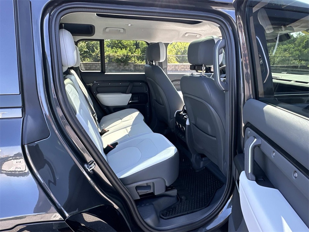 2025 Land Rover Defender 110 photo 18