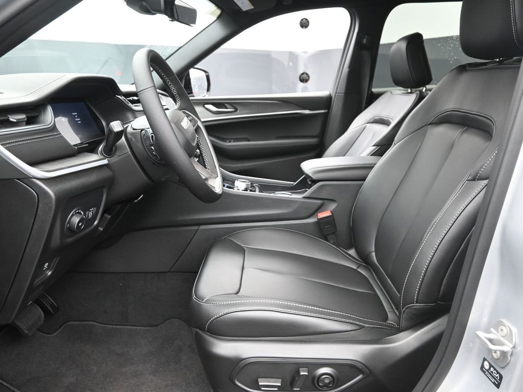 2025 Jeep Grand Cherokee Limited photo 12