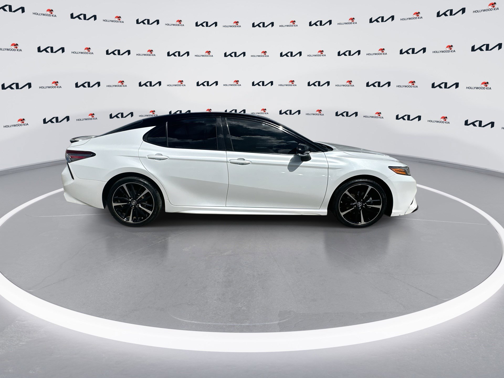 2019 Toyota Camry XSE photo 9