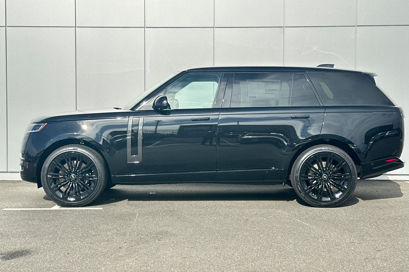2025 Land Rover Range Rover SE photo 2
